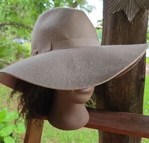 Express Beige Latte 100% Felt Wool Wide Brim Fedora
